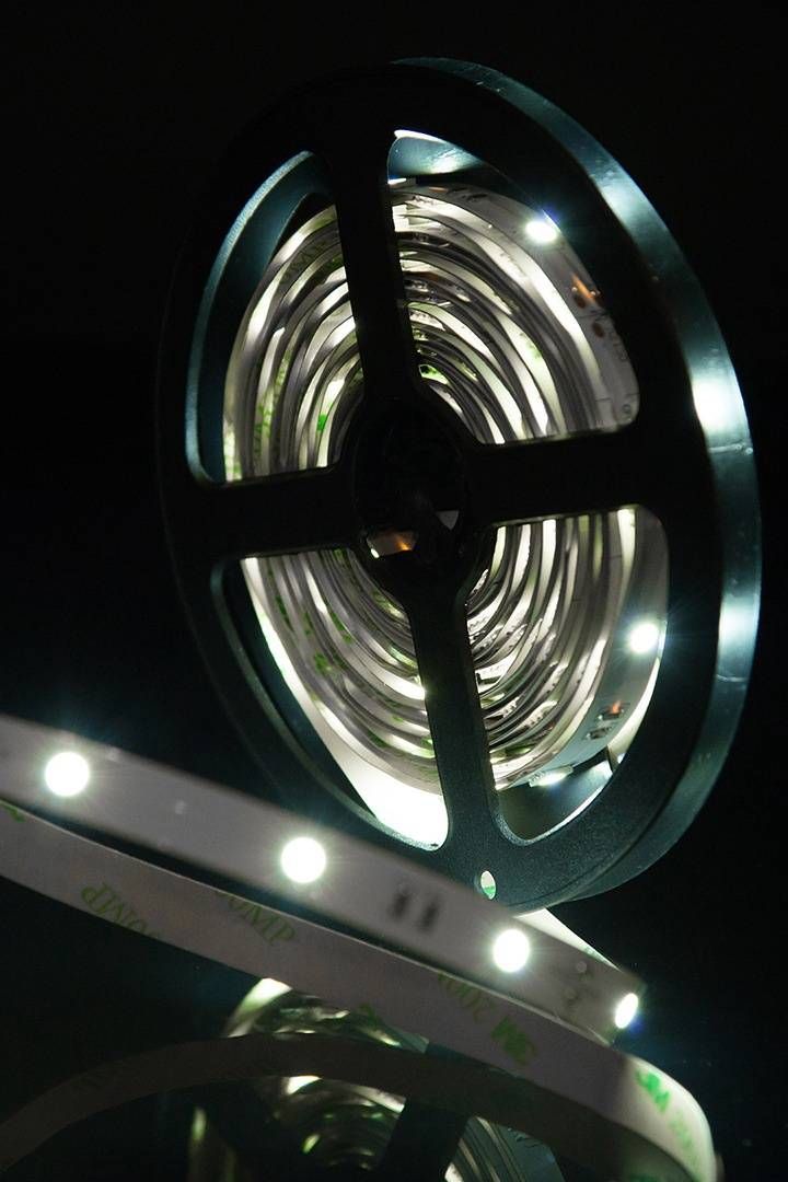 фото лента swg 7,2w/m  30led/m 5050smd холодный белый 5m swg530-12-7.2-w-м 009261 | 220svet.ru